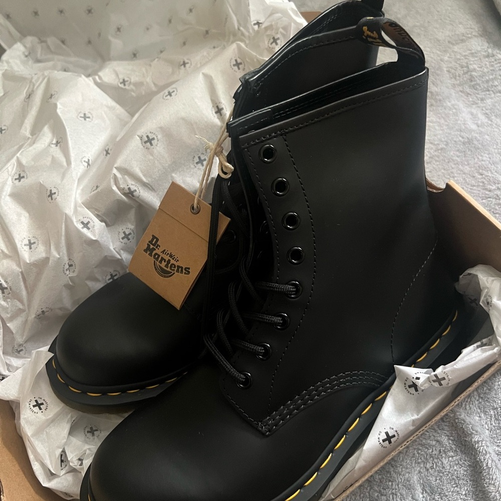 Dr. Martens Woman’s 1460 boots NWT